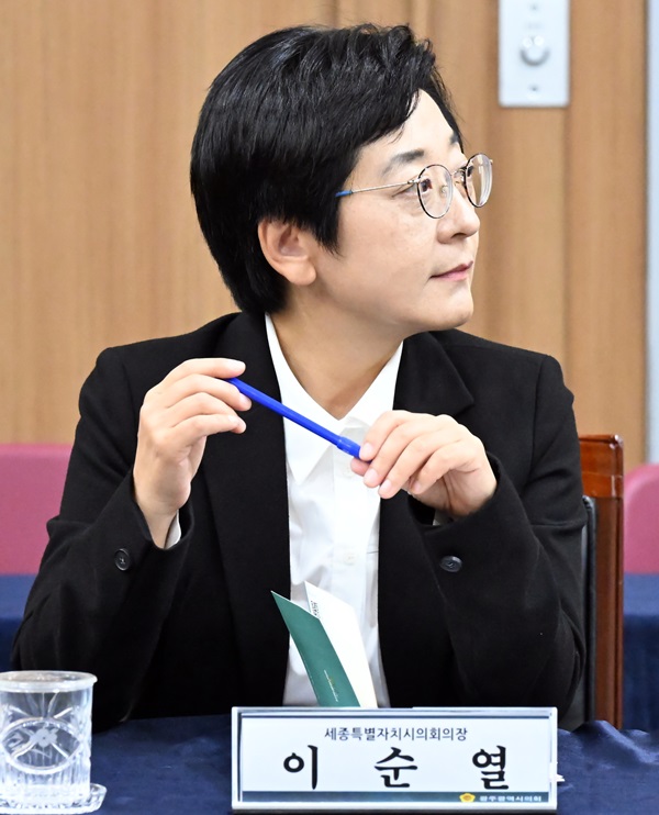 ▲ 지난 15일 광주에서 열린 대한민국시도의회의장협의회 제8차 임시회에서 이순열 세종시의회 의장이 건의한 지방의회 행정사무감사 시기 자율적 운영개선 건의안'에 대해 설명을 하고 있다.ⓒ세종시의회