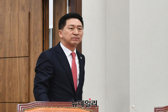 ▲ 김기현 국민의힘 대표가 16일 오전 국회에서 열린 최고위원회의에 참석하기 위해 입장하고 있다. ⓒ이종현 기자