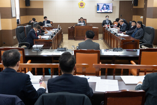 ▲ 인천시의회 산업경제위원회가 15일 행정사무감사를 진행하고 있다.ⓒ인천시의회 제공