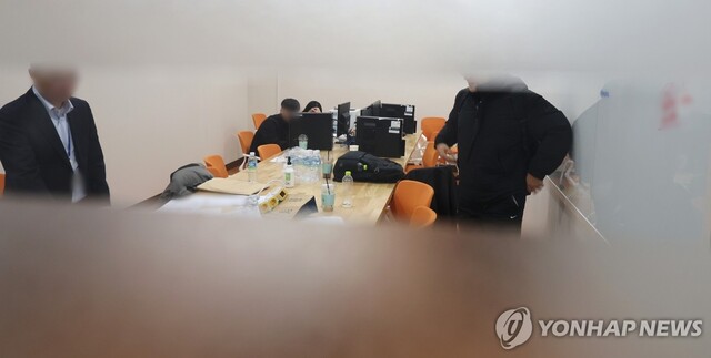 ▲ 검찰이 문재인 전 대통령의 사위였던 서모씨의 '타이이스타젯 채용 특혜 의혹'과 관련해 압수수색에 나선 지난 13일 세종시 정부세종청사 중소벤처기업부에서 자료를 살펴보고 있다. ⓒ연합뉴스