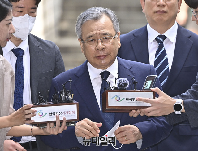 ▲ 박영수 전 특별검사가 8월3일 오전 서울 서초구 중앙지법으로 구속 전 피의자 심문(영장심사)를 받기 위해 입장하고 있다. ⓒ서성진 기자