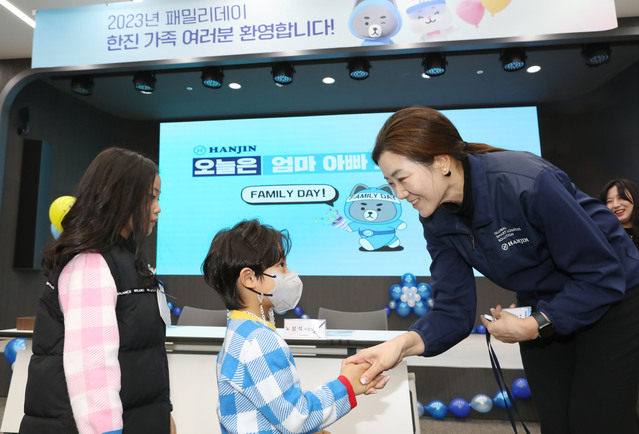 ▲ 16일 열린 한진 제2회 패밀리데이에서 조현민 사장이 임직원 및 자녀 참석자들과 함께 기념사진을 촬영하고, 명예사원증을 아이들 목에 걸어주고 있다. ⓒ한진