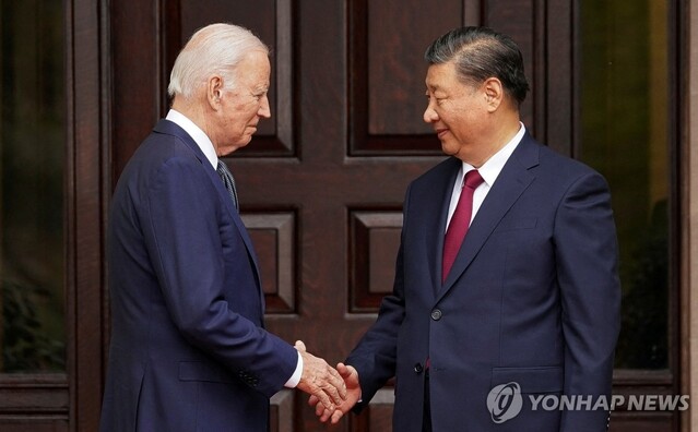 ▲ 조 바이든 미국 대통령(왼쪽)과 시진핑 중국 국가주석이 15일(현지시각) 미국 샌프란시스코 인근 우드사이드에 있는 파일롤리 에스테이트에서 악수하고 있다.ⓒ연합뉴스