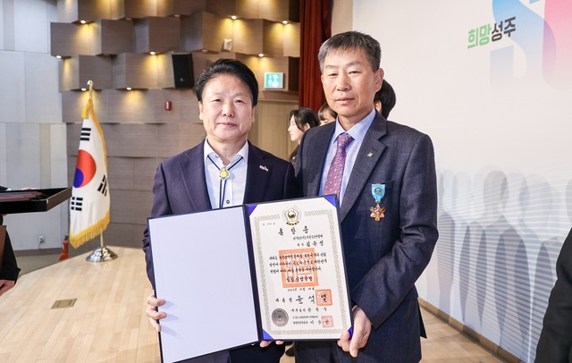 ▲ 농촌지도자 성주군연합회 김윤성 회장(오른쪽)은 제28회 농업인의 날을 맞아철탑 산업훈장을 수상하는 영광을 차지했다.ⓒ성주군