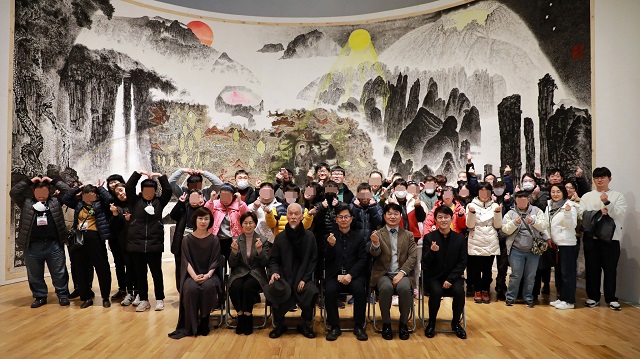 ▲ 솔거미술관을 찾은 장애인들은 학예사가 전하는 작품설명을 들으며 전시 중인 박대성 화백의 작품을 감상하고 기념촬영을 하고 있다.ⓒ경북관광공사