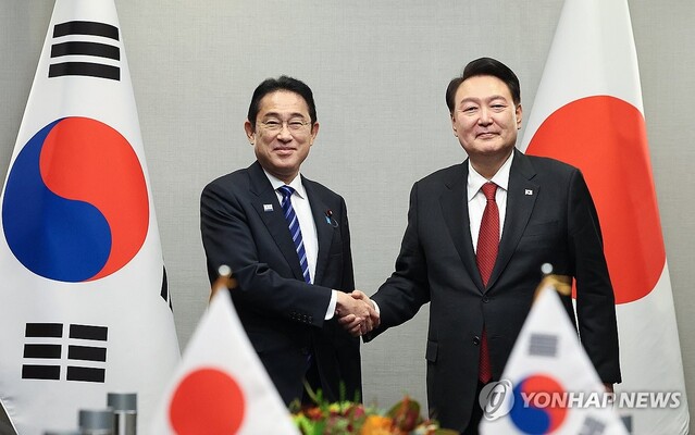 ▲ 아시아태평양경제협력체(APEC) 정상회의 참석차 미국을 방문한 윤석열 대통령이 16일(현지시간) 샌프란시스코 한 호텔에서 열린 한일 정상회담에서 기시다 후미오 일본 총리와 악수하며 기념촬영을 하고 있다. ⓒ연합뉴스