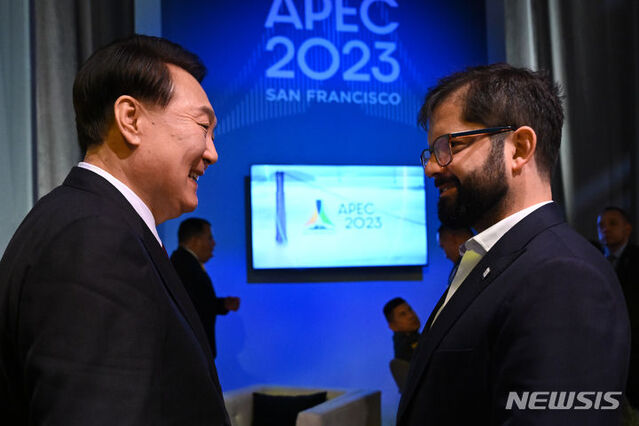 ▲ 아시아태평양경제협력체(APEC) 정상회의 참석차 미국을 방문한 윤석열 대통령이 16일(현지시간) 미국 샌프란시스코 모스코니센터에서 가브리엘 보리치 칠레 대통령과 만나 인사하고 있다.ⓒ뉴시스(사진=공동취재)