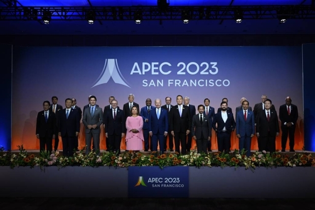 ▲ 윤석열 대통령이 16일(현지시간) 미국 샌프란시스코 모스코니센터에서 열린 아시아태평양경제협력체(APEC) 정상 단체사진 촬영에서 각국 정상들과 기념촬영을 하고 있다. (공동취재) ⓒ뉴시스