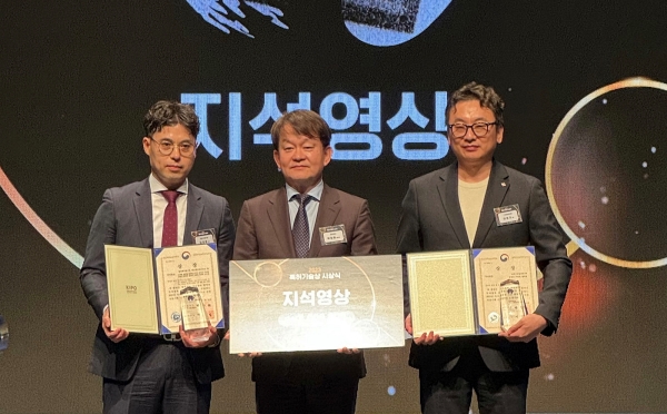 ▲ 특허기술상 지석영상을 수상한 이병국 CJ제일제당 식품패키징개발팀장(오른쪽)ⓒCJ제일제당