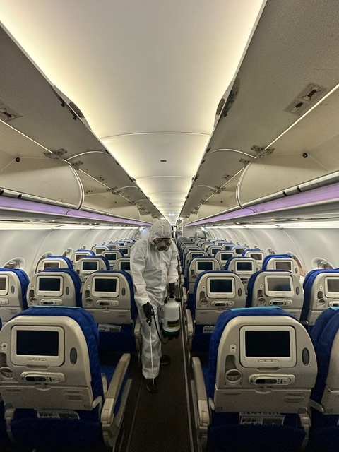 ▲ 에어부산 기내 방역 모습. ⓒ에어부산