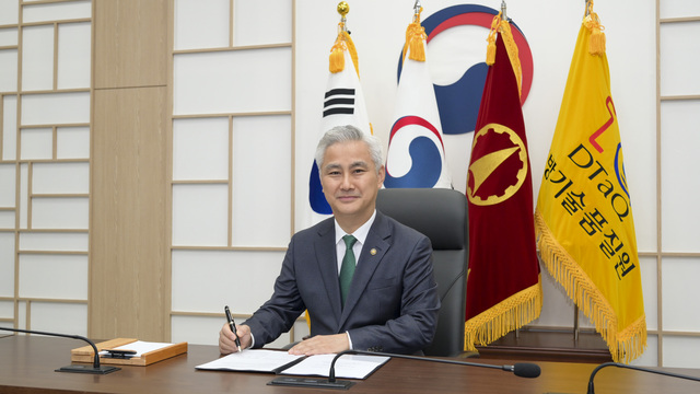 ▲ 서명하는 엄동환 방위사업청장. ⓒ방위사업청