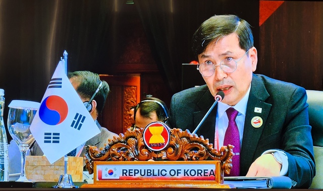 ▲ 김선호 국방부차관이 지난 16일 인도네시아 자카르타에서 개최된 제10차 아세안 확대 국방장관회의(ADMM-Plus) 본회의에서 연설을 하며 북한 문제 해결을 위한 국제사회 공조 강화의 필요성을 강조하고 있다. ⓒ국방부