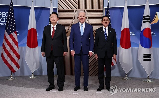 ▲ 아시아태평양경제협력체(APEC) 정상회의 참석차 미국을 방문 중인 윤석열 대통령이 16일(현지시간) 미국 샌프란시스코 모스코니센터에서 열린 한미일 정상 회동에서 조 바이든 미국 대통령, 기시다 후미오 일본 총리와 기념촬영을 하고 있다.ⓒ연합뉴스