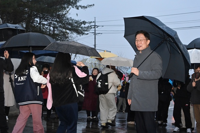 ▲ 임종식 교육감이 성희여자고등학교에서 수능을 마치고 나오는 수험생을 맞이하고 있다.ⓒ경북교육청