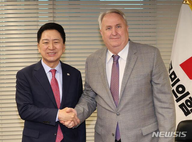 ▲ 김기현 국민의힘 당 대표가 17일 오전 서울 여의도 국민의힘 당사에서 인요한 혁신위원장과 만나 인사를 하고 있다. ⓒ뉴시스