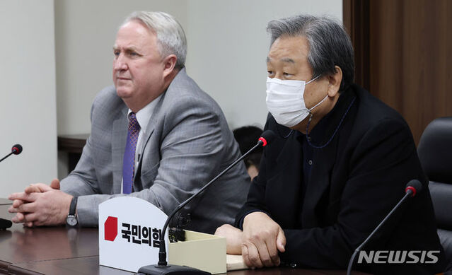 ▲ 인요한 국민의힘 혁신위원장이 17일 오전 서울 여의도 국민의힘 당사에서 열린 혁신위원회 8차 회의에서 김무성 전 의원의 발언을 듣고 있다. ⓒ뉴시스