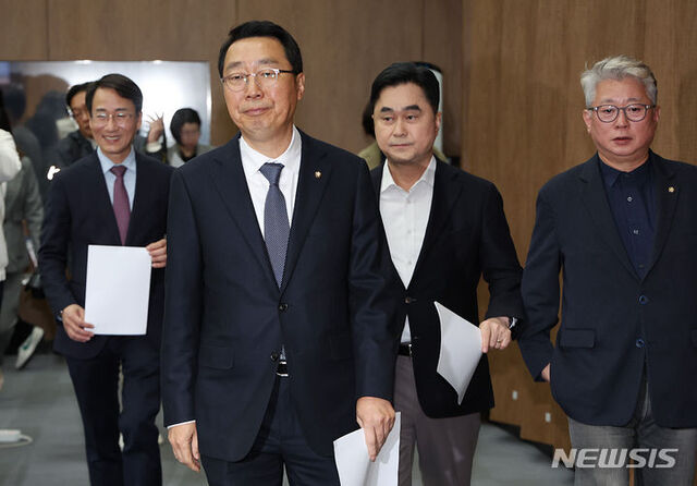 ▲ 더불어민주당 이원욱(왼쪽부터), 윤영찬, 김종민, 조응천 의원이 지난 16일 서울 여의도 국회 소통관에서 열린 원칙과 상식 출범 기자회견에 참석하고 있다. ⓒ뉴시스