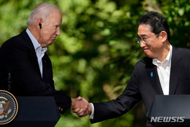 ▲ 조 바이든 미국 대통령과 기시다 후미오(岸田文雄) 일본 총리가 16일(현지시간) 미일 정상회담을 가져 한반도 평화 유지 중요성을 재확인했다. 사진은 바이든 대통령(왼쪽)이 지난 8월 18일(현지시간) 메릴랜드주에 위치한 미 대통령 별장 캠프 데이비드에서 열린 한미일 정상회의를 마친 뒤 가진 한미일 공동기자회견에서 기시다 총리와 악수하고 있는 모습. ⓒAP/뉴시스