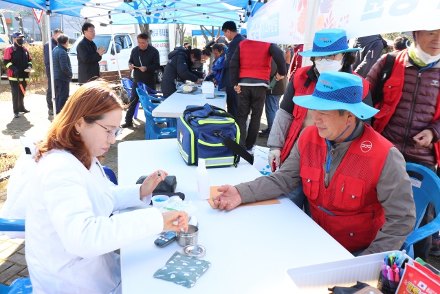 ▲ SRGH사랑의병원 의료진이 지역 축제에서 관람객들에게 의료서비스를 제공하고 있다. ⓒSRGH사랑의병원 제공