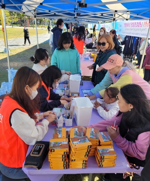 ▲ SRGH사랑의병원 의료진이 지역 축제에서 관람객들에게 의료서비스를 제공하고 있다. ⓒSRGH사랑의병원 제공