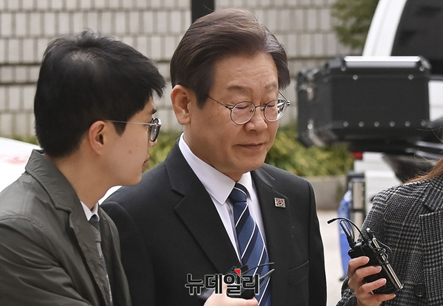 ▲ 이재명 더불어민주당 대표가 17일 오전 서울 서초구 중앙지법에서 열린 '특정범죄가중처벌등에관한법률위반(뇌물) 등 혐의' 공판에 출석하고 있다. ⓒ서성진 기자