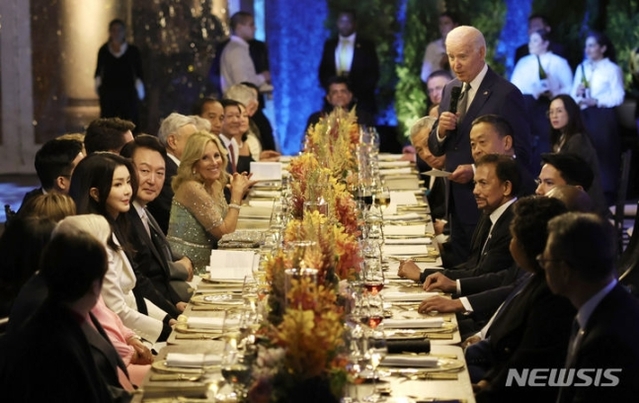 ▲ 윤석열 대통령과 부인 김건희 여사가 16일(현지시간) 미국 샌프란시스코 리전 오브 아너 미술관에서 열린 아시아태평양경제협력체(APEC) 정상 만찬에서 조 바이든 미국 대통령의 인사말을 듣고 있다. ⓒ뉴시스