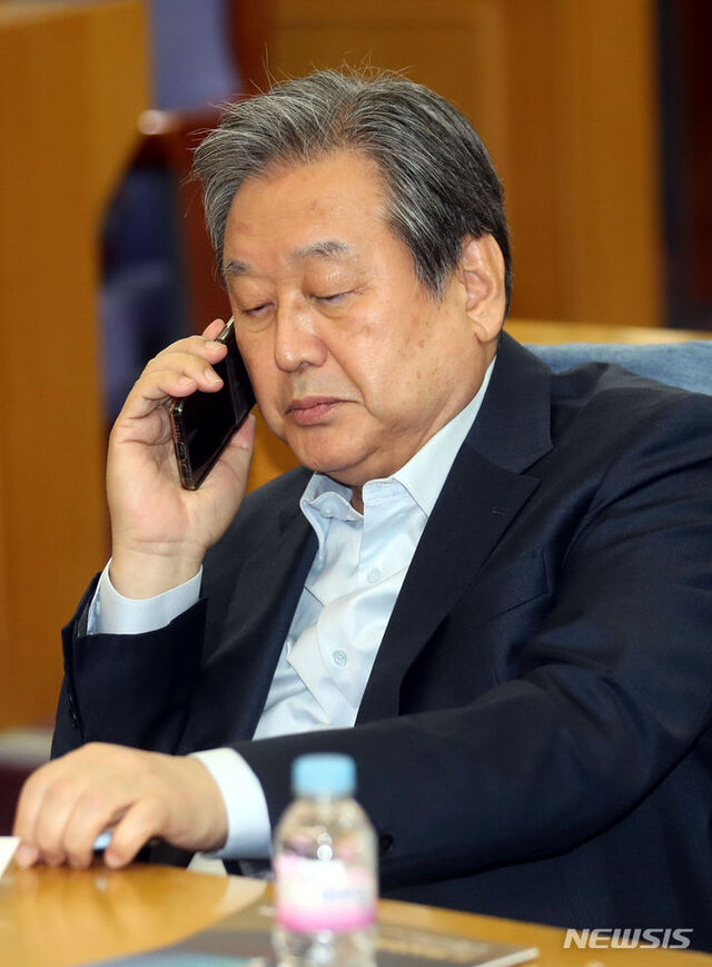 ▲ 김무성 민주화추진협의회 공동회장이 지난달 26일 오전 서울 여의도 의원회관에서 열린 문민정부 출범 30주년 세미나 '문민정부의 정보화'에 서 누군가와 통화를 하고 있다. ⓒ뉴시스