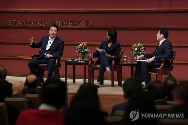 ▲ 아시아태평양경제협력체(APEC) 정상회의 참석차 미국을 방문 중인 윤석열 대통령이 17일(현지시각) 미국 캘리포니아주 스탠퍼드대 후버연구소에서 열린 한일 정상 좌담회에서 사회자와 대담하고 있다. ⓒ연합뉴스