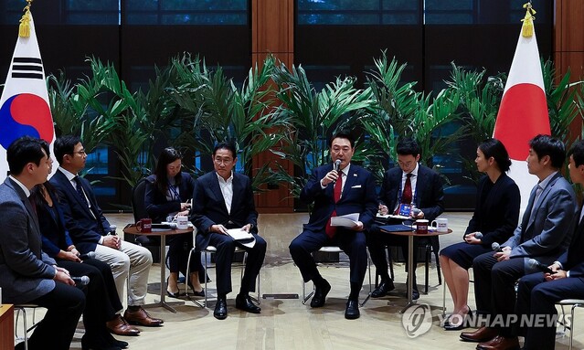 ▲ 아시아태평양경제협력체(APEC) 정상회의 참석차 미국을 방문 중인 윤석열 대통령이 17일(현지시간) 미국 캘리포니아주 스탠퍼드대 후버연구소에서 열린 한일 스타트업 간담회에서 발언하고 있다. 왼쪽은 기시다 후미오 일본 총리. ⓒ연합뉴스