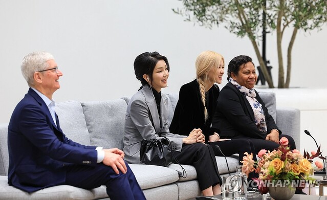 ▲ 아시아태평양경제협력체(APEC) 정상회의 공식 배우자 프로그램에 참여한 김건희 여사가와 블랙핑크 로제가 17일(현지시각) 미국 캘리포니아주 쿠퍼티노의 애플파크에서 열린 '정신건강에 관한 대화'에 참석하고 있다. ⓒ연합뉴스