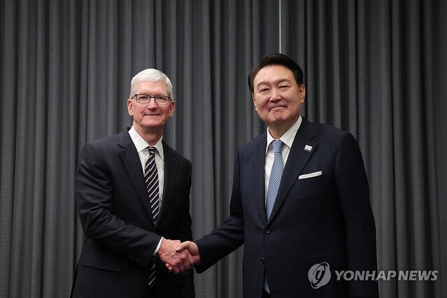 ▲ 아시아태평양경제협력체(APEC) 정상회의 참석차 미국을 방문한 윤석열 대통령이 지난 15일(현지시각) 샌프란시스코 한 호텔에서 팀 쿡 애플 최고경영자(CEO)와 악수하고 있다. ⓒ연합뉴스(사진=공동취재)