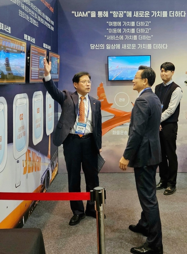▲ ‘2023 제주 국제 UAM·드론 컨페스타’ 에서 김이배(오른쪽) 제주항공 대표가 제주항공 부스를 둘러보고 있다. ⓒ제주항공