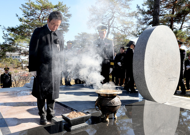 ▲ 이철우 지사는 “경북도는 순직공무원들의 고귀한 희생정신과 사명감을 가슴에 새겨 그에 걸맞게 예우하고, 남은 가족들의 일상과 생계를 지키는 일도 소홀함 없이 해 나가겠다”고 밝혔다.ⓒ경북도