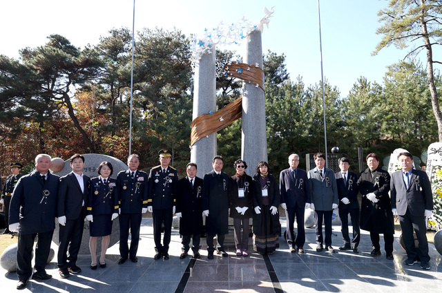 ▲ 제막식에는 이철우 경북도지사, 배한철 경북도의회 의장, 경상북도 의회 상임위원장들과 이영팔 경북소방본부장, 순직공무원 유가족 등 총 300여 명이 참석했다.ⓒ경북도