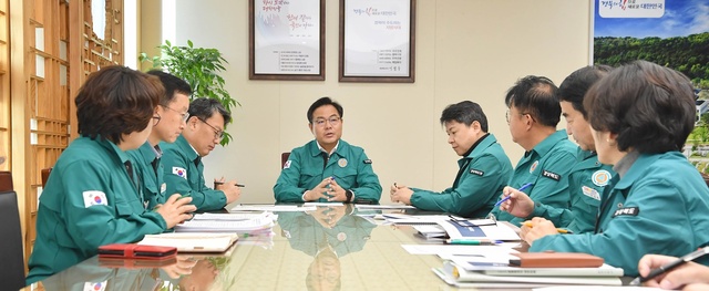 ▲ 김학홍 경북도 행정부지사는 17일 도내 럼피스킨 발생에 따라 동물방역과, 사회재난과 등 대응 부서를 소집해 대책 회의를 주재하고 추가 확산 방지에 총력을 다해줄 것을 주문했다.ⓒ경북도