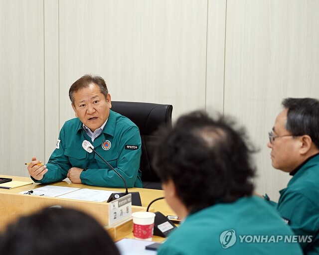 ▲ 이상민 행정안전부 장관이 19일 대전에 위치한 국가정보자원관리원을 방문해 지방행정전산서비스 장애대응 상황 등을 청취하고 있다. ⓒ연합뉴스