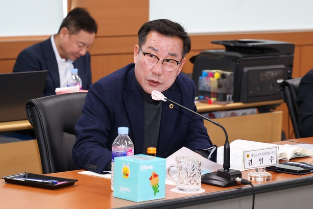 ▲ 김일수 경상북도의회 행정보건복지위원회 의원(구미, 국민의힘)은 11월 15일 지방시대정책국에 대한 행정사무감사에서 청년취업사업이 절반으로 줄어든 것에 대해 지적하고, 청년일자리 사업 지원 강화를 위한 경상북도 차원의 대책 마련을 주문했다.ⓒ경북도의회