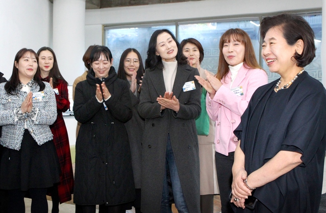 ▲ 현정은(맨 오른쪽) 현대그룹 회장이 17일 서울 소격동 아트선재센터에서 열린 여성리더십 프로그램에 참가해 20명의 여성 리더들과 소통하는 시간을 가졌다. ⓒ현대그룹