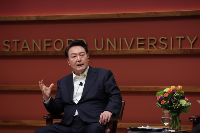 ▲ 아시아태평양경제협력체(APEC) 정상회의 참석차 미국을 방문한 윤석열 대통령이 지난 17일(현지시간) 캘리포니아주 스탠퍼드대학교 후버연구소에서 열린 한일 정상 좌담회에서 사회자와 대담을 하고 있다.ⓒ대통령실 제공