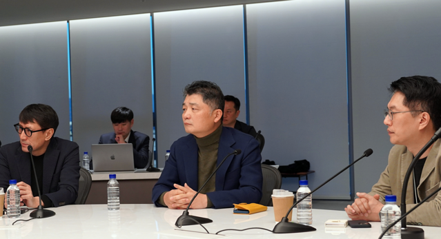 ▲ 김범수 카카오 창업자(가운데) 4차 비상경영회의에 참석해 참석자의 발언을 듣고 있다. ⓒ카카오