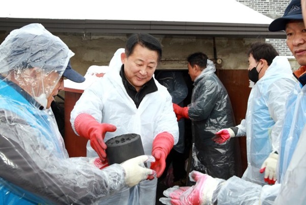 ▲ 서철모 대전 서구청장이 지난 18일 청소년 범죄예방위원 30여명(대전서구)과 함께 복지 사각지대 해소를 위해 연탄봉사에 진행했다.ⓒ대전서구