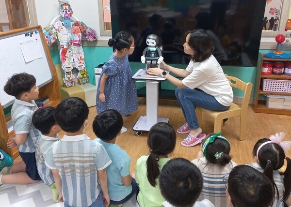 ▲ 경성유치원이 대전에서 처음으로 ‘인공지능AI 시범유치원’을 운영하고 있다. 사진은 AI로봇과 대화하는 모습.ⓒ경성유치원