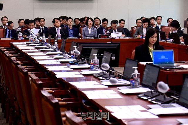 ▲ 20일 오후 서울 여의도 국회에서 열린 산업통상자원중소벤처기업위원회 전체회의에서 참석하지 않은 국민의힘 의원 좌석이 텅 비어 있다. ⓒ 이종현 기자