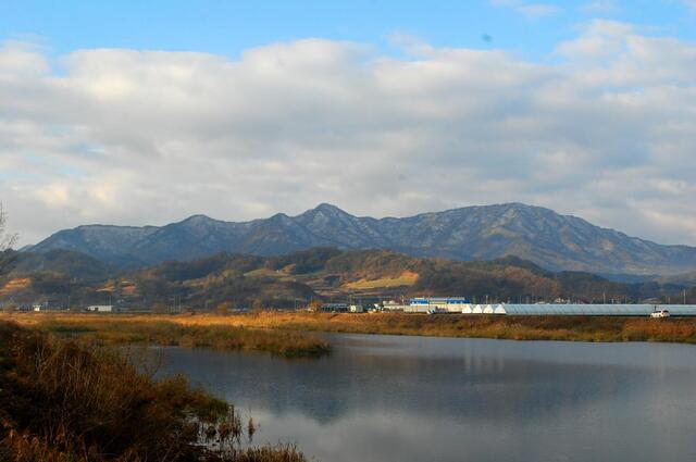 ▲ 봉황천 옆의 장광로에서 바라본 진악산 산등성.ⓒ진경수 山 애호가