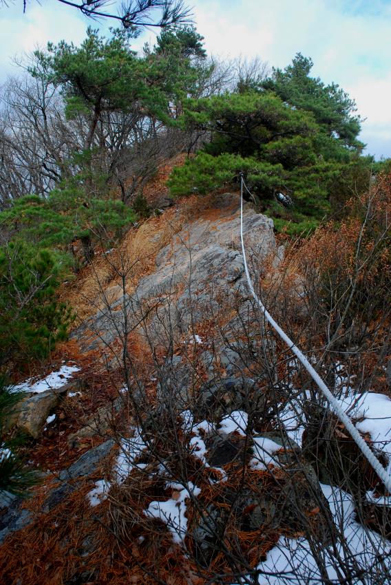 ▲ 진악산 고스락 도착 직전의 칼날바위 능선.ⓒ진경수 山 애호가