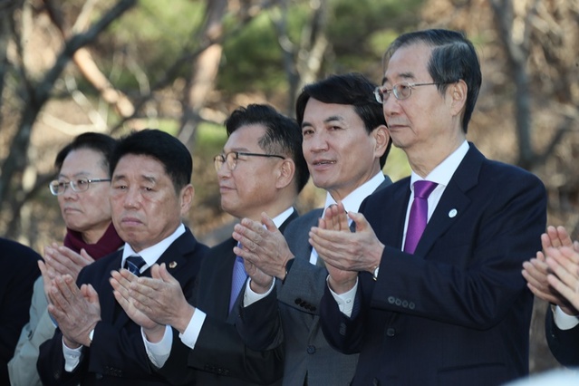 ▲ 한덕수 국무총리와 김진태 강원도지사 등이 오새케이블카 착공식에서 박수를 치고 있다.ⓒ강원특별자치도