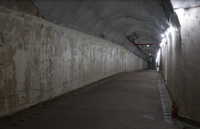 ▲ 지난 50년간 충무시설로 시민들이 접근할 수 없었던 충북 청주 상당구 충북도청 인근 ‘당산 터널’이 20일 일반인에게 개방됐다. 당산 터널은 1973년에 충무시설로 준공돼 전쟁 등 위기 상황을 위한 지휘 시설로 충북도 안전 컨트롤타워로서 50년의 역사를 간직한 시설물이다. 당산 터널은 부지 7501.2㎡(2270평), 건축면적 2156㎡(652평)로 정문에서 후문까지 약 200m의 터널로, 폭 4m, 높이 5.2m의 아치형 천장 구조로 돼 있다.ⓒ충북도
