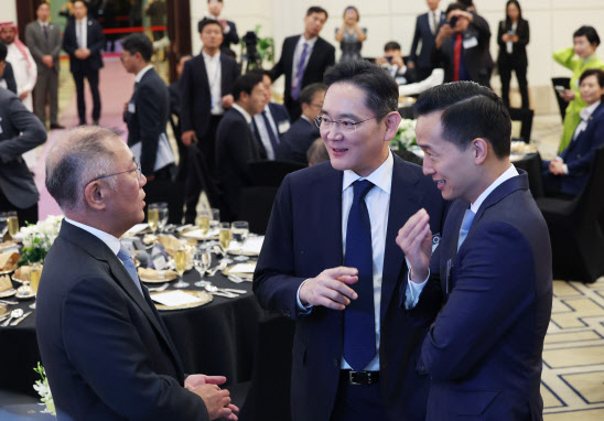 ▲ 정의선 현대차그룹 회장(왼쪽부터), 이재용 삼성전자 회장, 김동관 한화 부회장이 지난달 23일(현지시간) 사우디아라비아 리야드의 메리어트 호텔에서 열린 윤석열 대통령 국빈 방문 동행 경제인 만찬에서 대화하고 있다. ⓒ연합뉴스