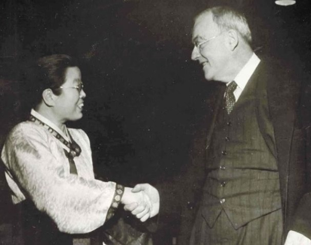 한복차림의 김활란과 미국 덜레스의 악수. (사진은 1950년 3.1절 기념식때)