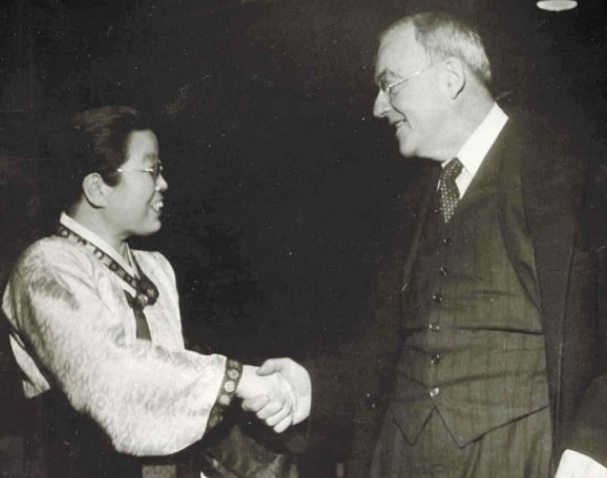 ▲ 한복차림의 김활란과 미국 덜레스의 악수. (사진은 1950년 3.1절 기념식때)
